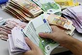 Populatia si firmele economisesc mai mult in euro decat in lei